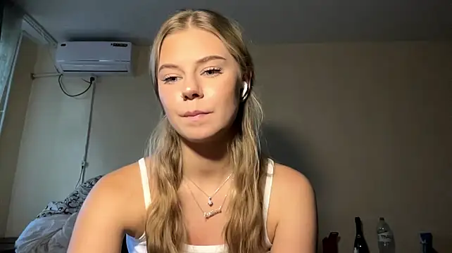 HoneysPiee webcam