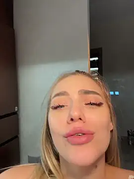 HugeBoobsAlice