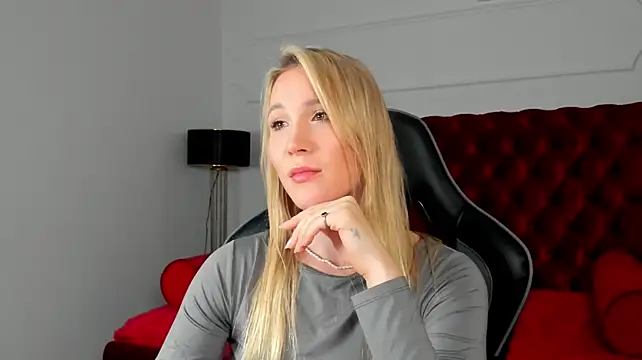ElaraVoltage live cam preview
