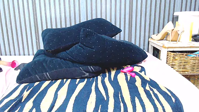 ROYALASS25 live cam on StripChat