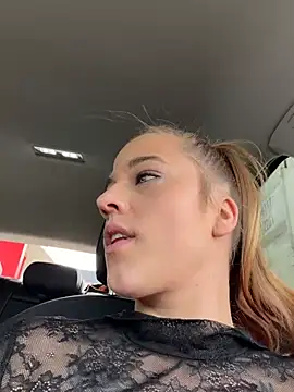 Luna_Lynn 🥎 live webcam