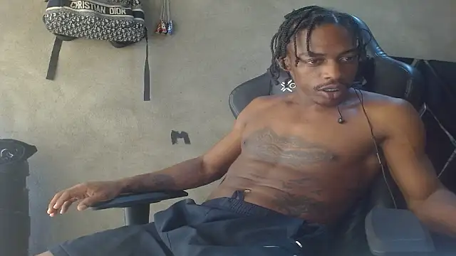 Larry-n-clouds webcam