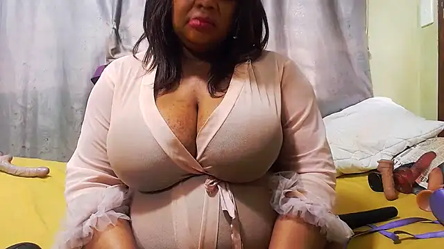BustyMatureStepmum webcam