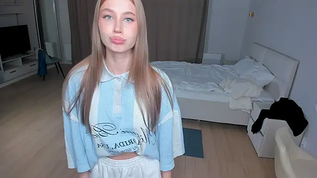 JunieAmert live cam on StripChat