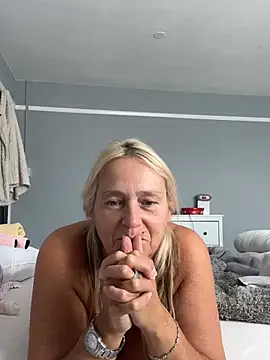 Blondnboujee53 webcam