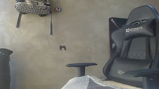 Larry-n-clouds webcam