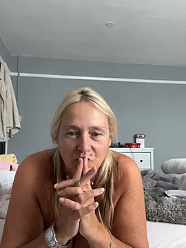 Blondnboujee53 webcam
