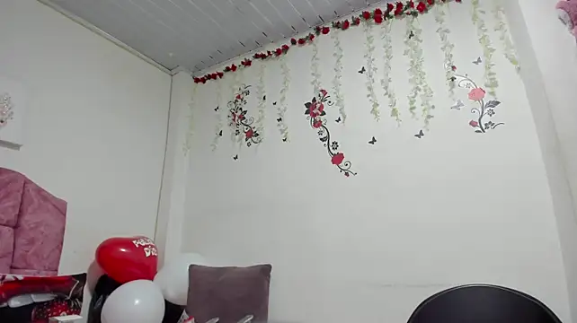 tiharaladys live cam on StripChat