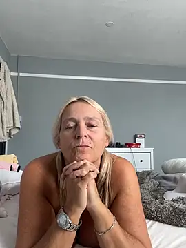 Blondnboujee53 webcam