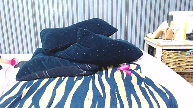 ROYALASS25 live cam on StripChat