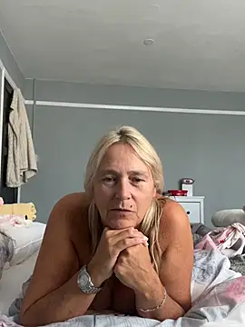 Blondnboujee53 webcam
