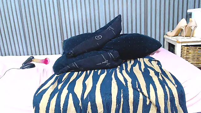 ROYALASS25 webcam