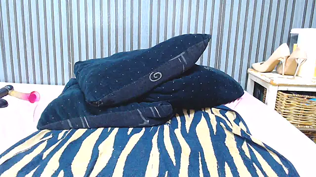 ROYALASS25 webcam
