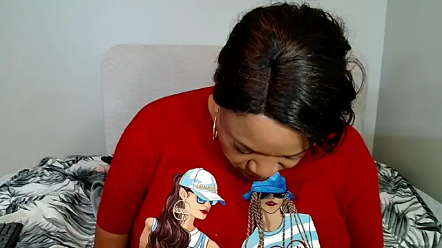 BUSTYQUEEN56_