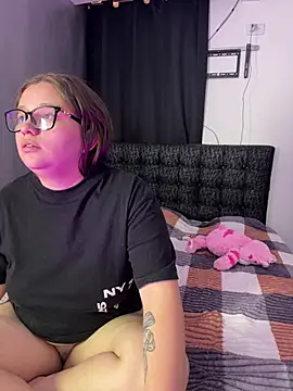 Annie_and_Raveenn live cam on StripChat