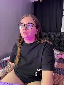 Annie_and_Raveenn live cam preview