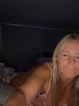 Blondnboujee53 webcam