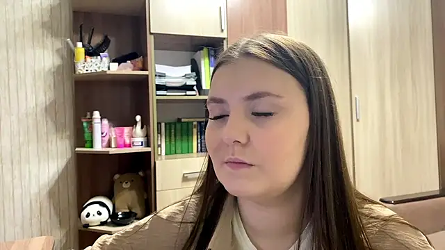 Shinylvy live cam on StripChat