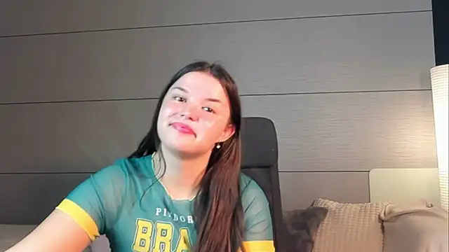 Laraaa_Loom webcam