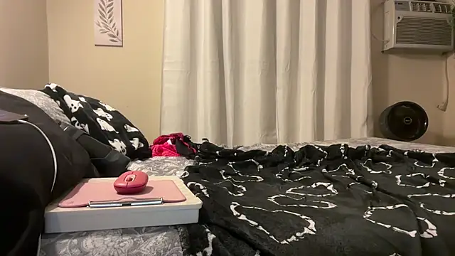 lolagirl7 (F young) - Naked Twerk show 3 min