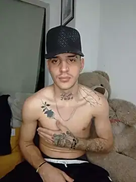 MaxHornyLatin webcam