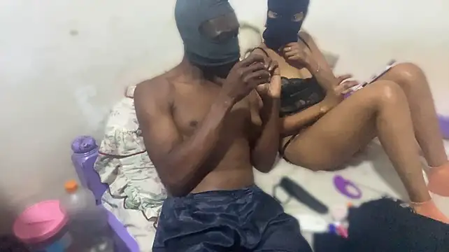De_maskedcouple