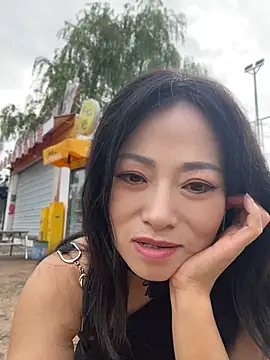 Lipinger live cam on StripChat