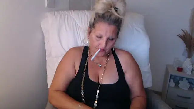 Divineblond webcam