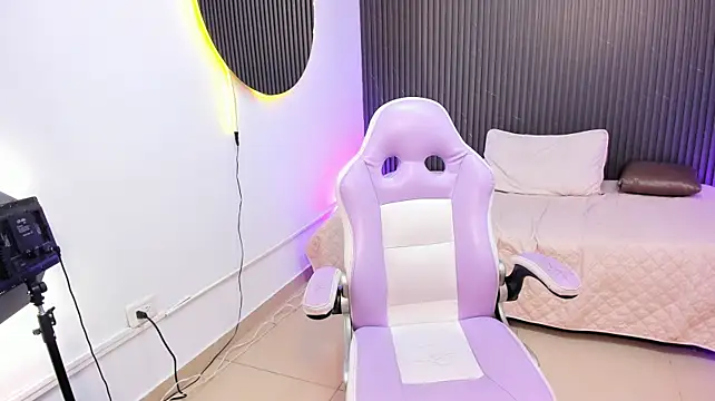 naugthy_brunette_4u