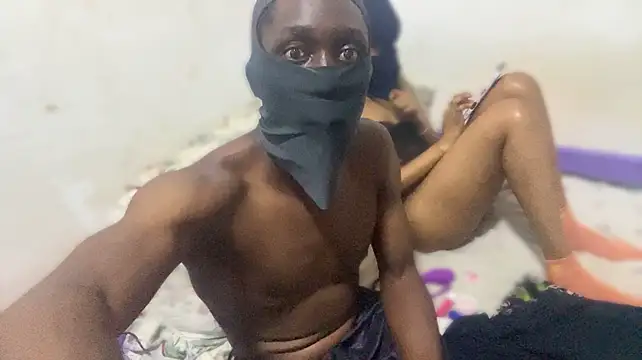 De_maskedcouple