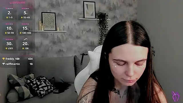 mihcela_furett (F teen) - suck fingers