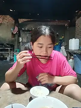 HeresThuy22 webcam
