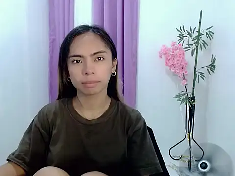 ur_asianhotleah live cam on StripChat