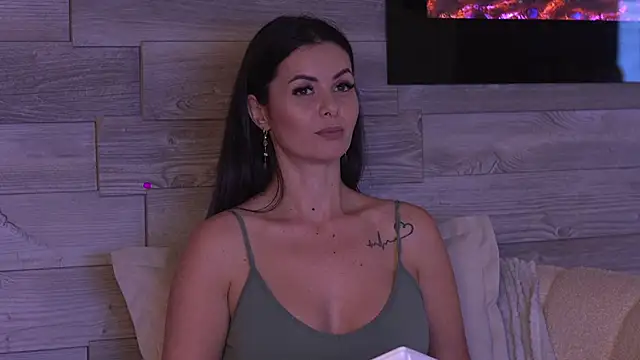 SeductiveMom live cam on StripChat