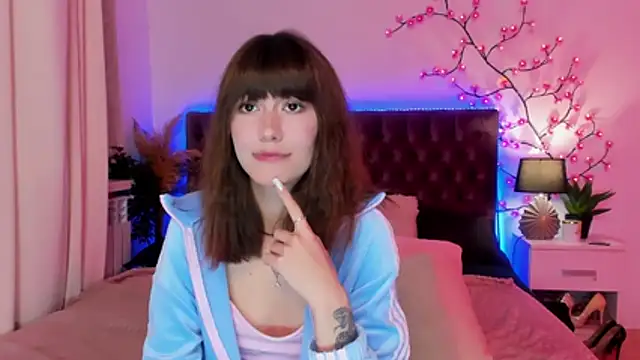 MilanaHotts webcam
