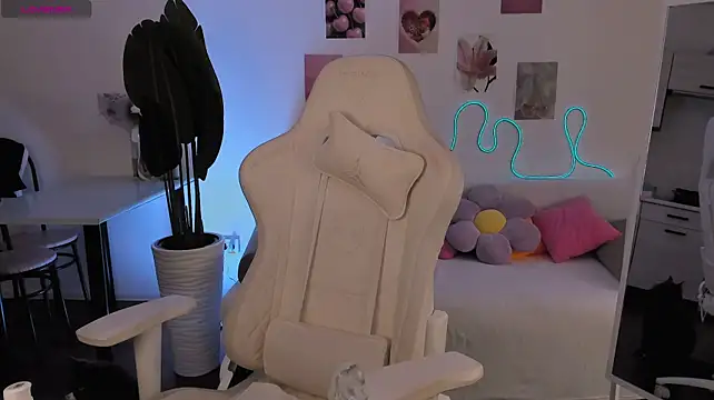 LittlePeach007 webcam