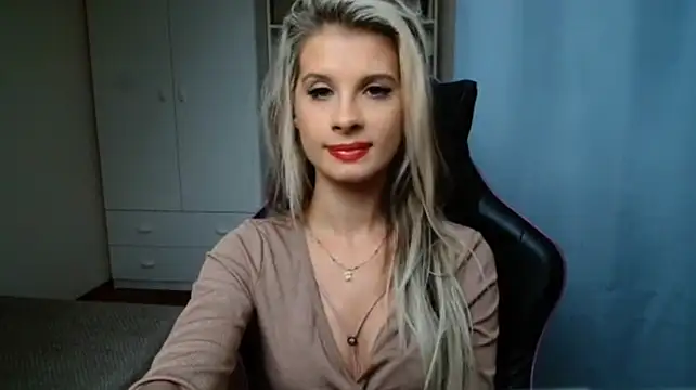 KristineGlow live cam preview