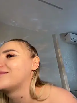 HugeBoobsAlice