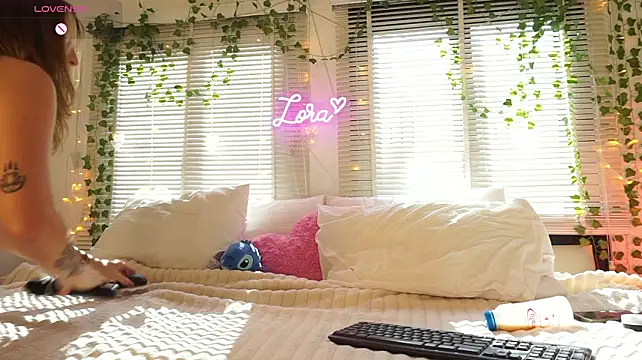 LoraDollie webcam