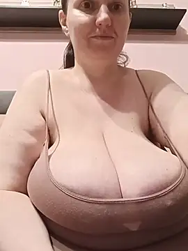 BustyLadyAlma webcam