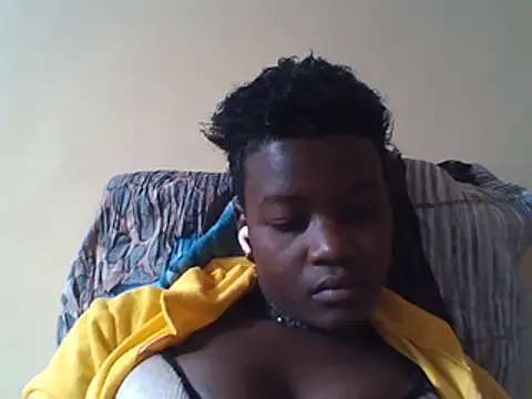 Pretty-Leaa webcam