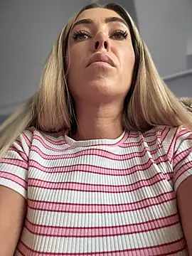 RaquelleDevon live cam on StripChat