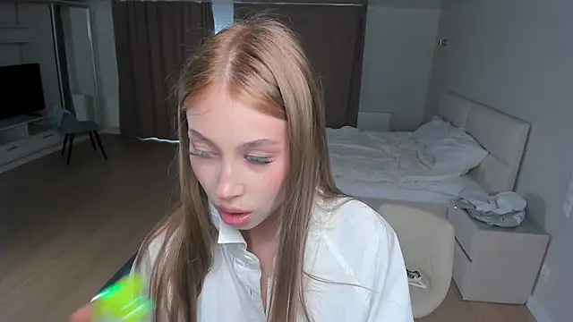 JunieAmert live cam