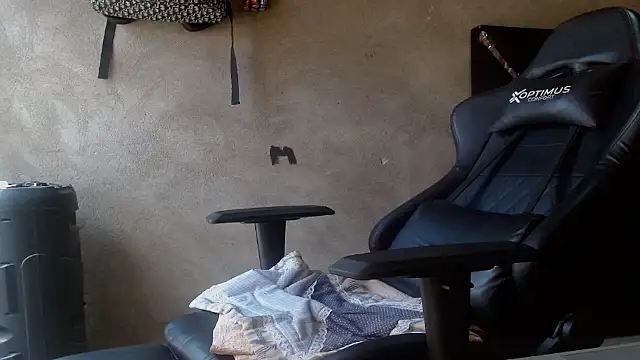Larry-n-clouds live cam on StripChat