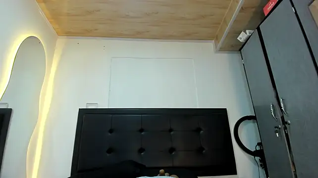 BustyGlow live cam on StripChat