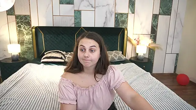 MikaFoxy webcam