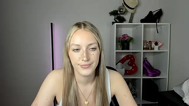 EvelynBlond webcam