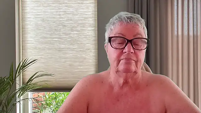 Mystery-Grandmother webcam