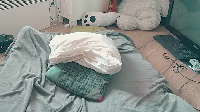 CeriseLapine live cam preview