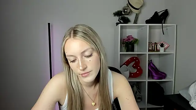 EvelynBlond webcam